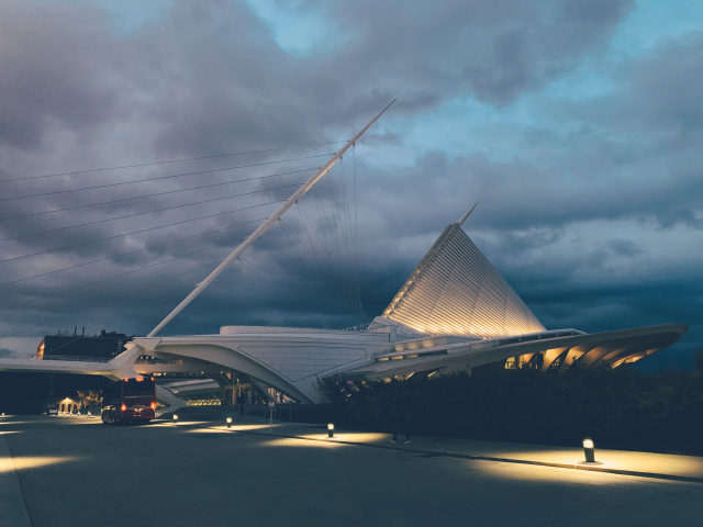 Milwaukee art museum building at night